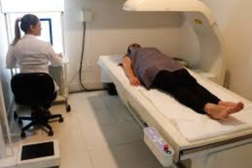 mulher no tomografo e médica no computador