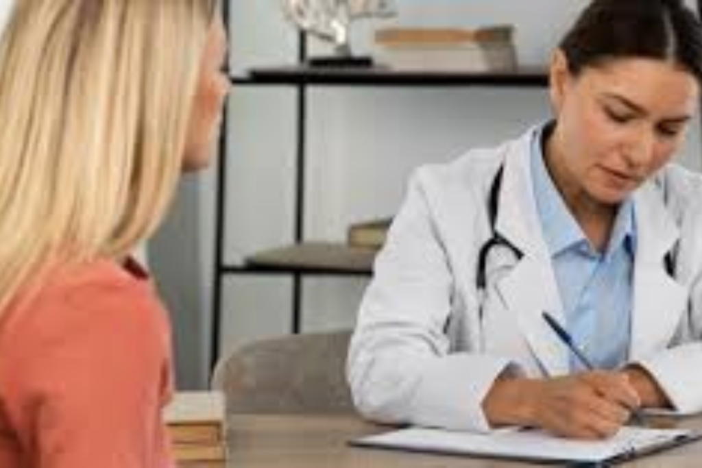 médica receitando para a paciente no consultorio