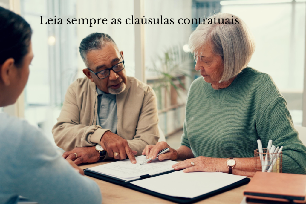 casal de idosos lendo contrato antes de assinar