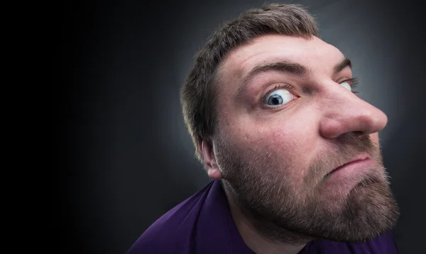 Olhos arregalados no contrato.