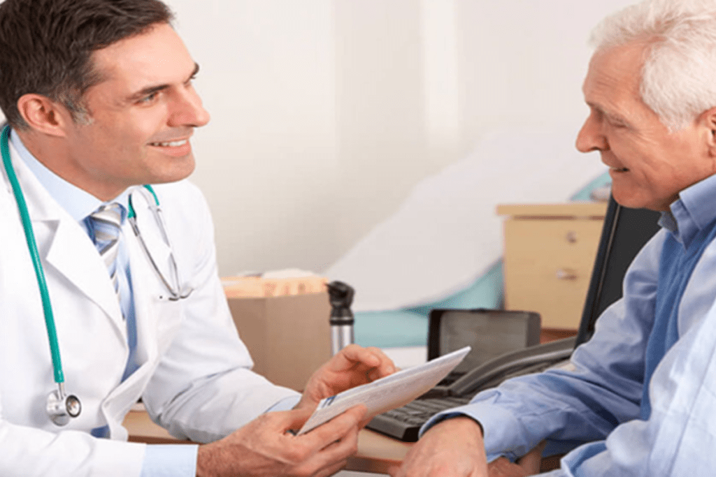 idoso sendo atendido por médico