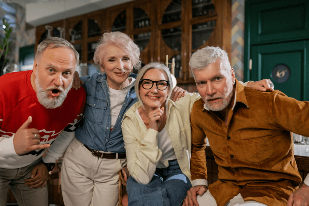 2 casais de idosos sorrindo