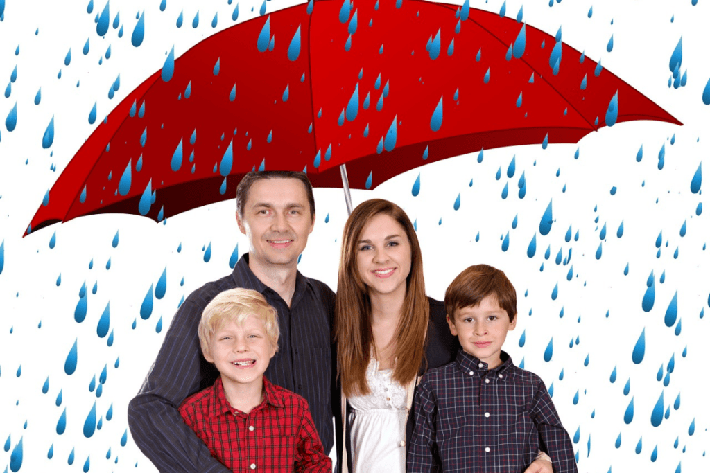 Família coberta por guarda chuva vermelho