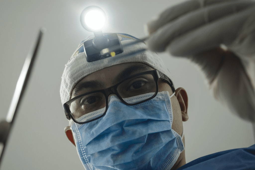 Cirurgião dentista em ação no consultório.