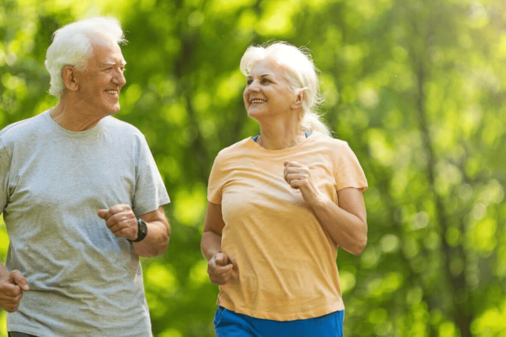 casal de idosos correndo