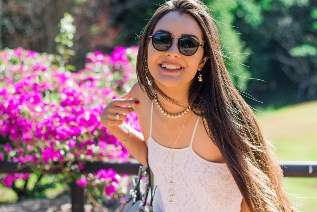 Jovem sorrindo possui amil dental