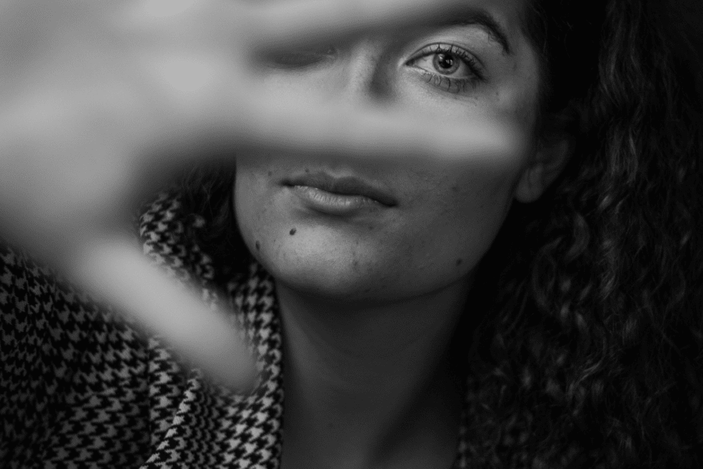 Mulher pedindo Pare.