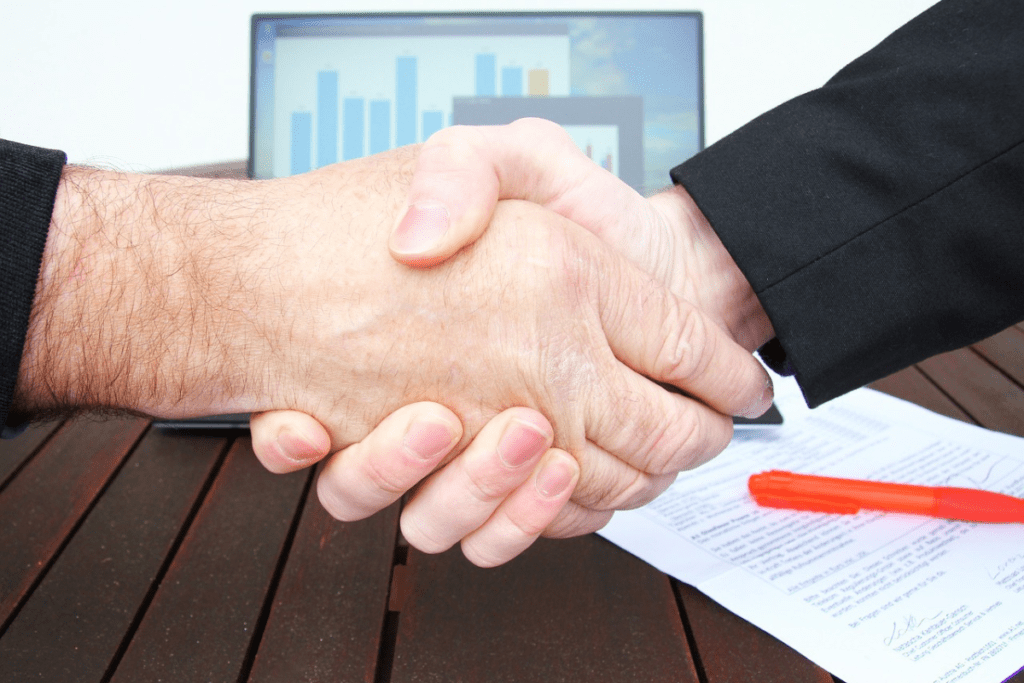 contrato assinada mãos unidas