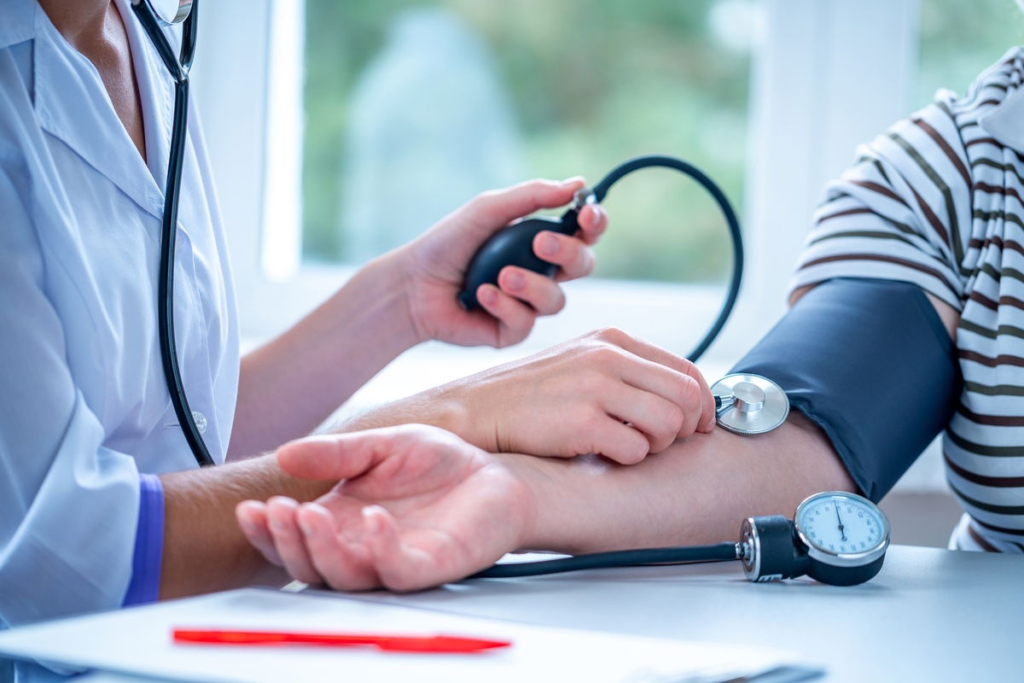 médica aferindo a pressão de paciente