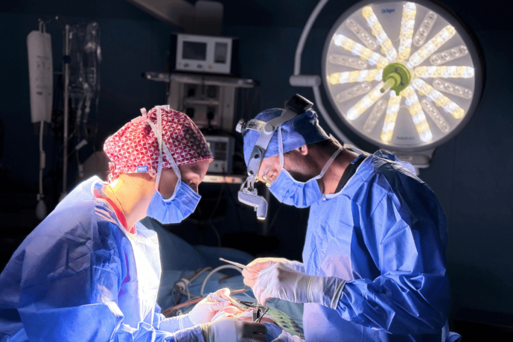 casal de médicos em cirurgia