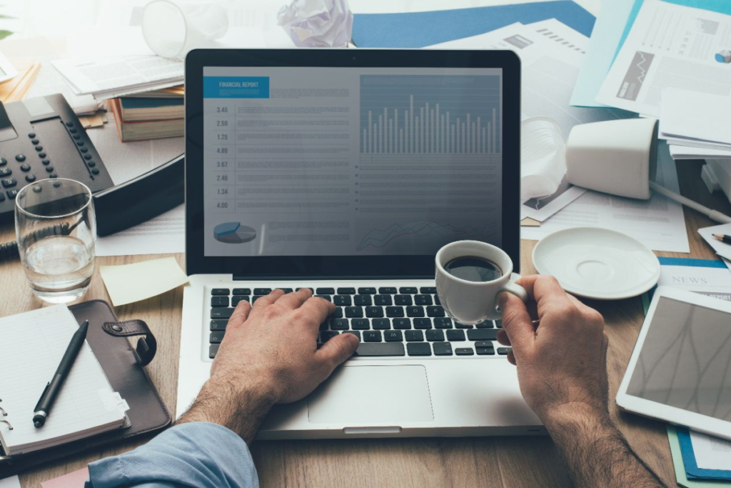 Corretor em atendimento online.