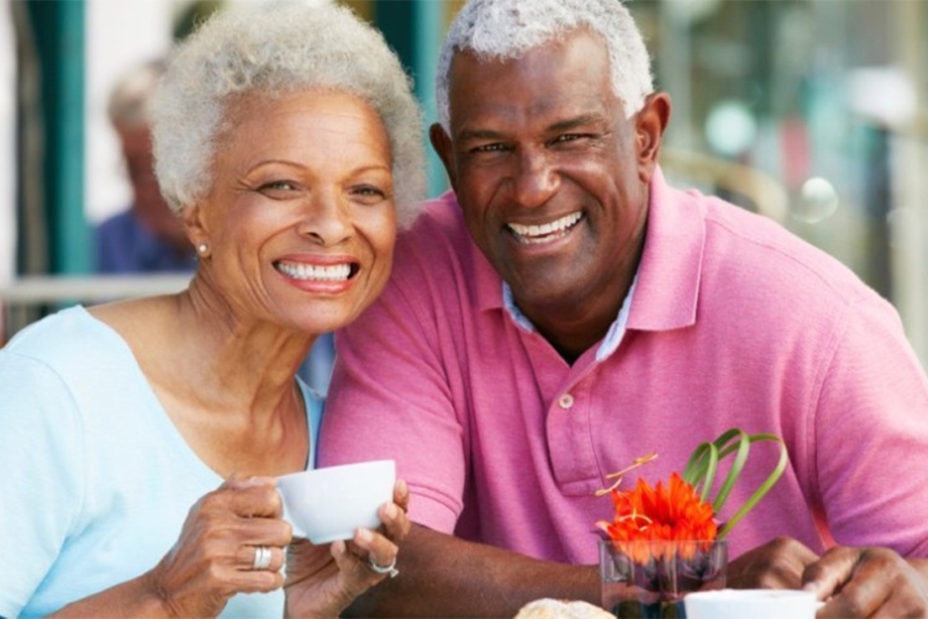 casal de idosos de 59 anos.