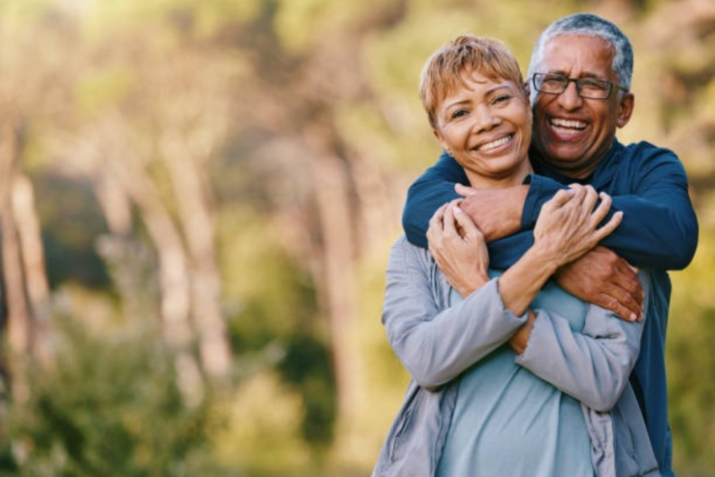 Casal de idosos tranquilos com saúde.