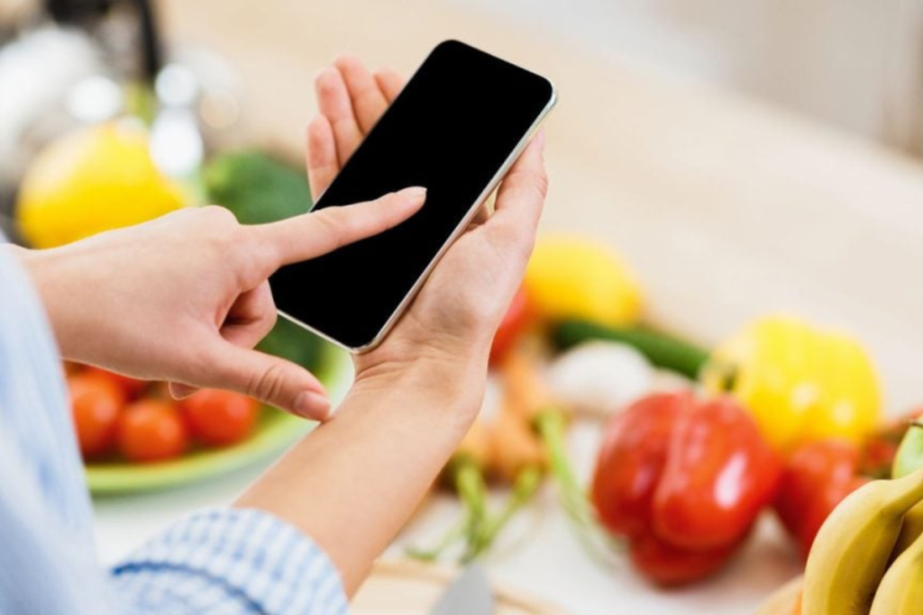 Celular vibrando na hora do jantar.