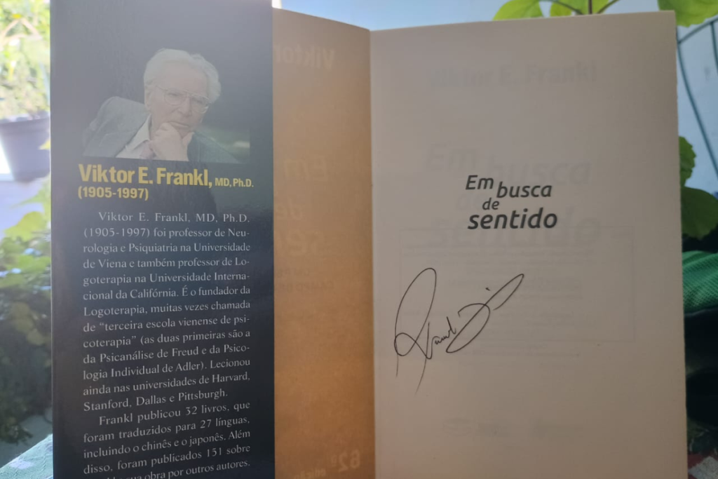 Livro aberto em busca de sentido.