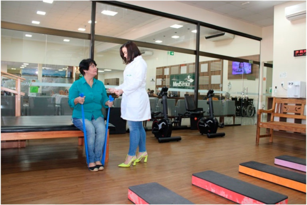 Idosa em fisioterapia pelo plano de saúde.