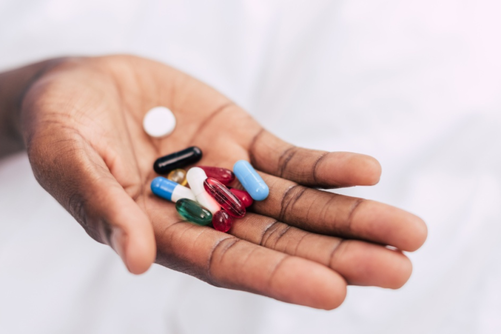 Atenção aos medicamentos no idoso.