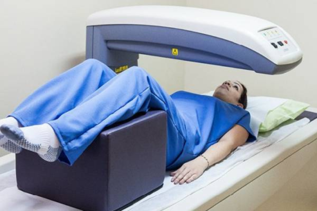 Paciente em exame de densitometri óssea.