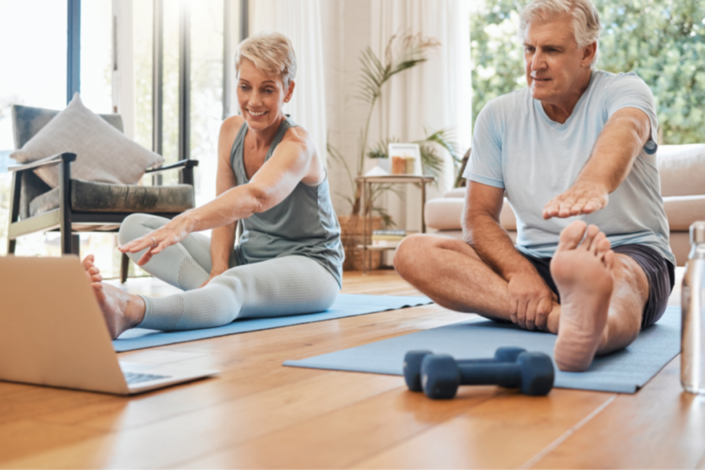 Idosos e exercícios físicos em casa.