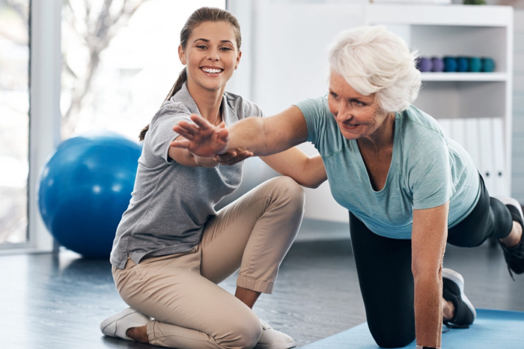 Idosa na fisioterapia.