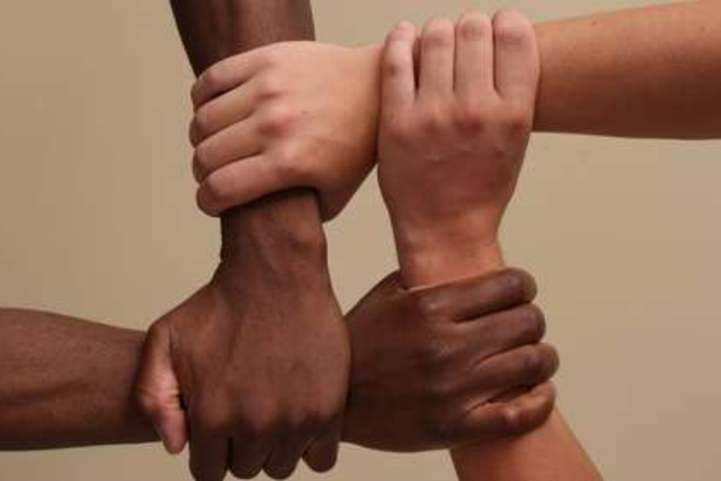 Mãos unidas contra discriminação.