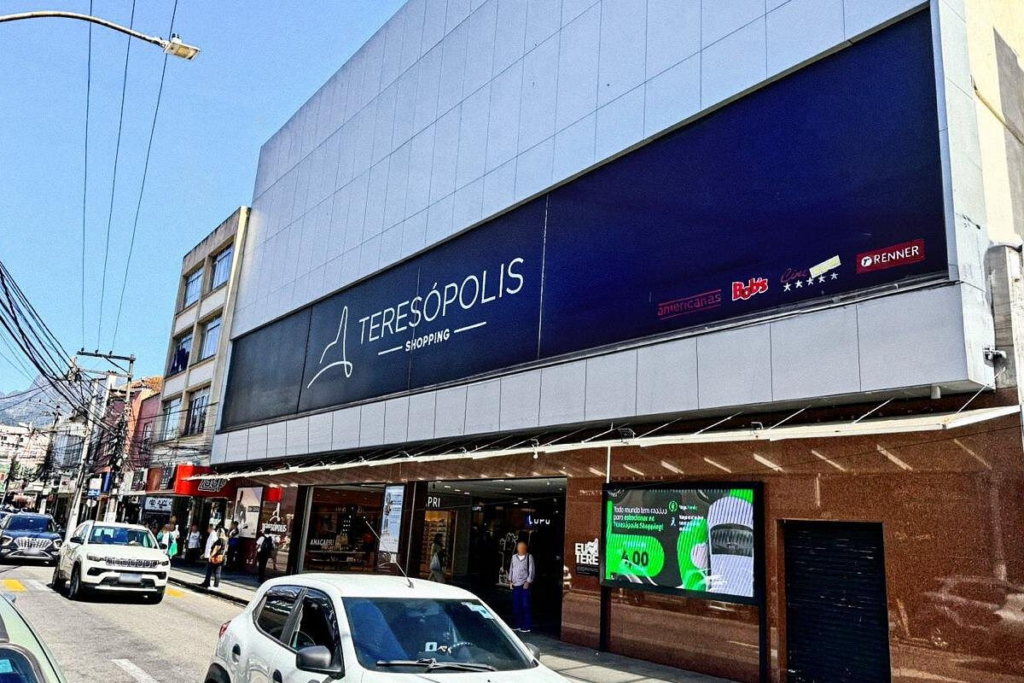 Ruas do centro de Teresópolis e shoping.