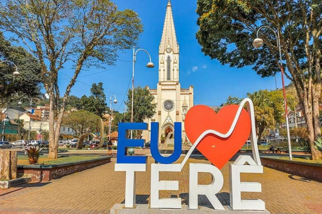 Praça da igreja de santa Teresa em teresópolis.