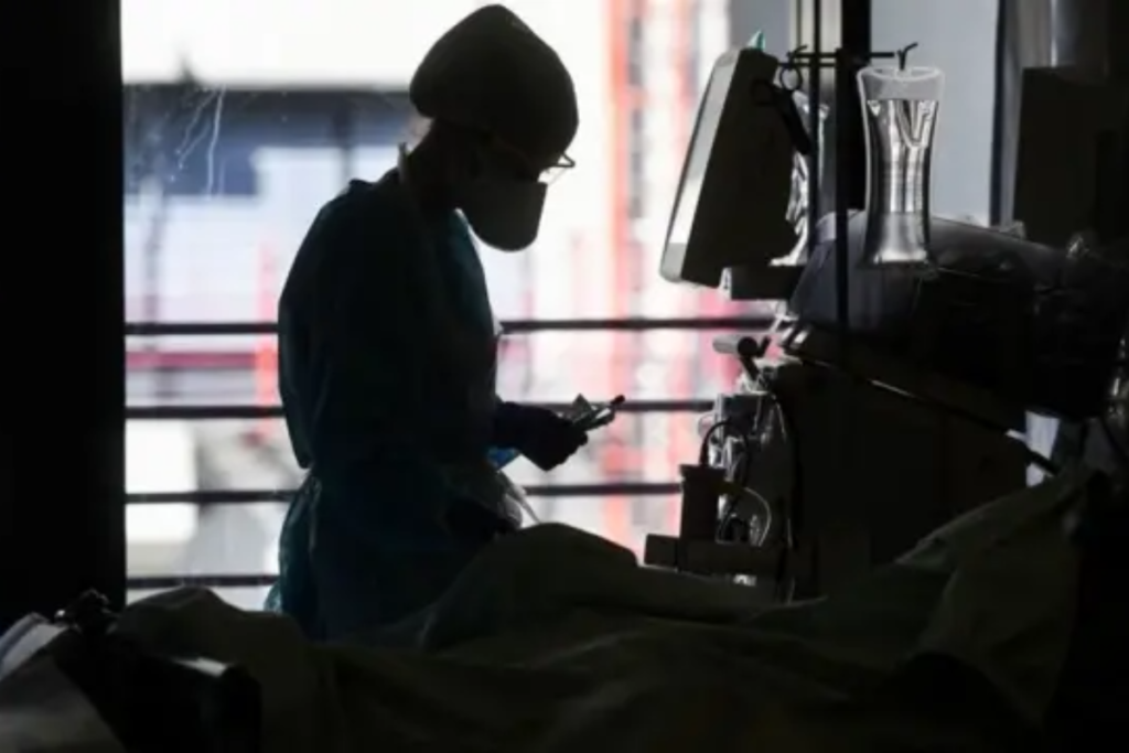 Médica intensivista na UTI de hospital particular.