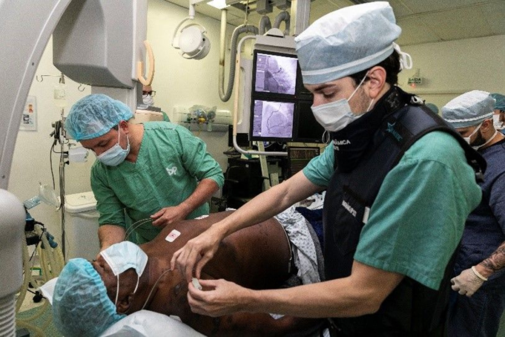 Implantação de marca-passo em paciente cardíaco.