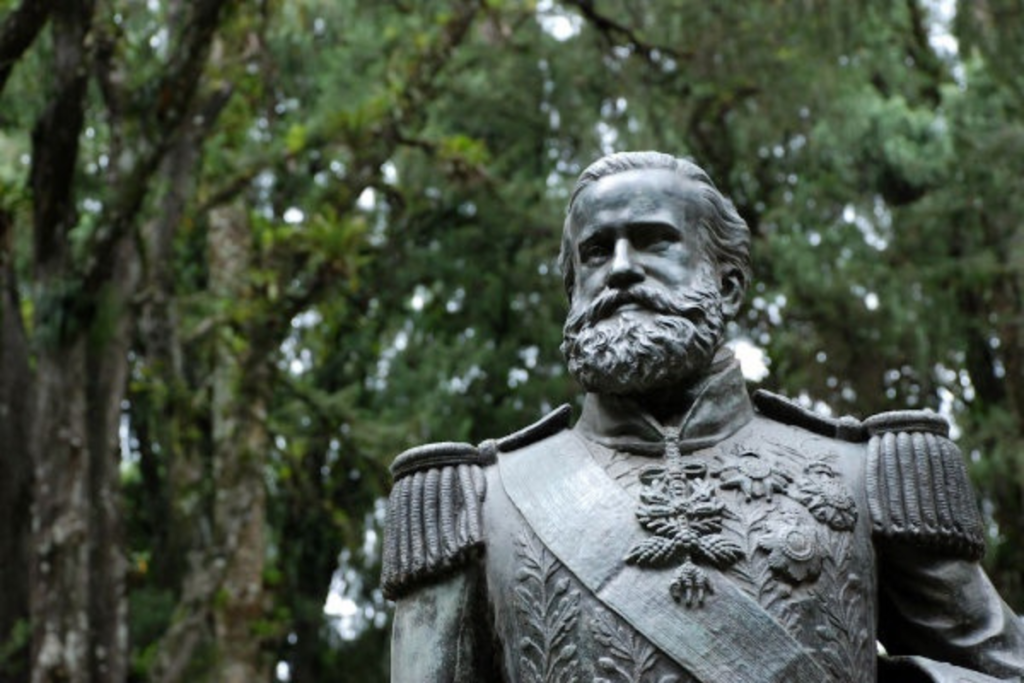 Estátua de D Pedro no museu imperial.