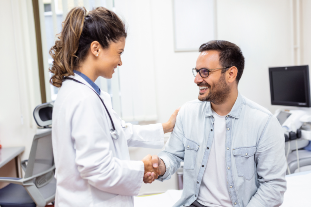 Funcionário em consulta médica pelo plano de saúde empresarial.