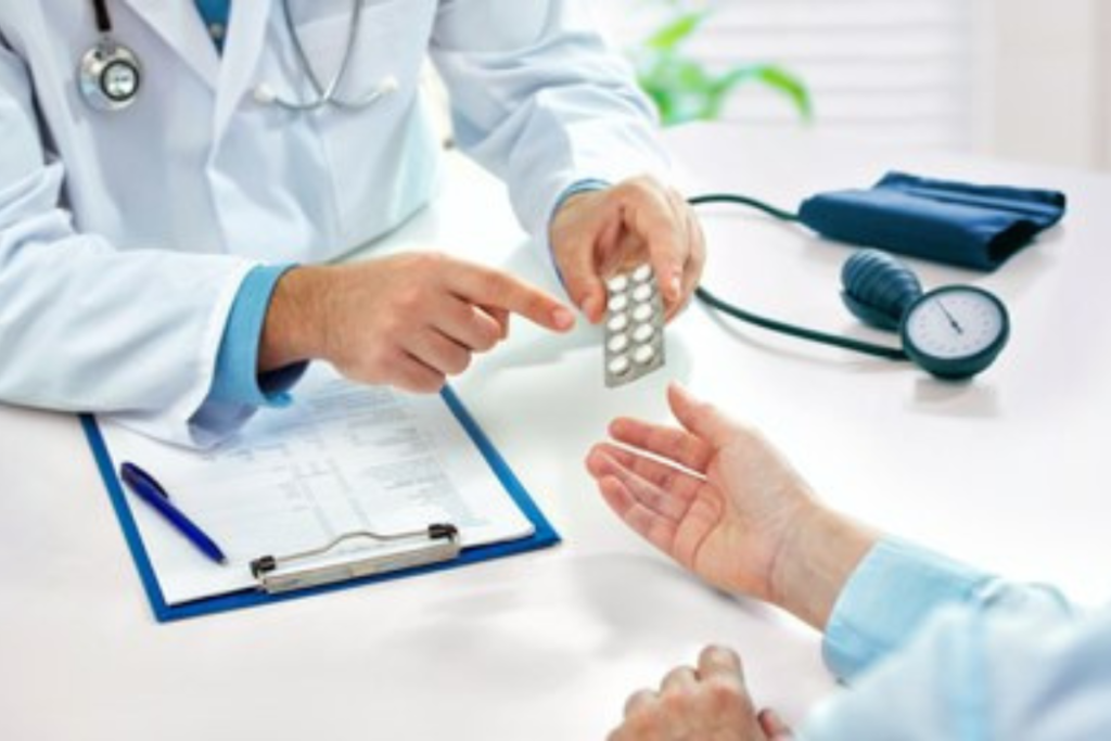 Médico de plano de saúde e paciente.