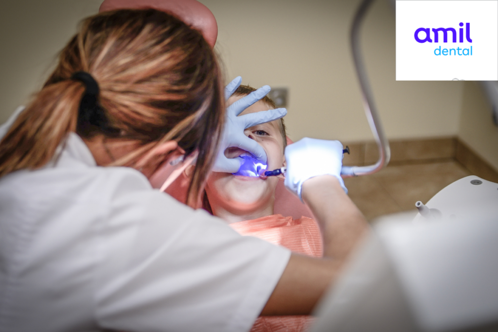 Dentista credenciada do Amil Dental Ouro atuando.