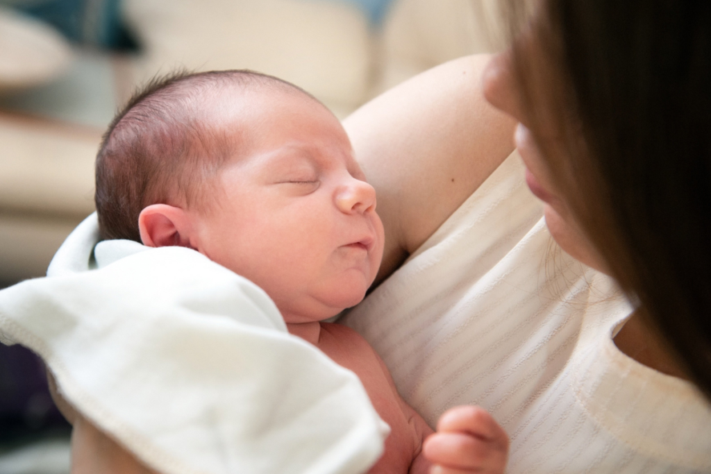 Mãe e seu bebê com cuidados de planos de saúde.