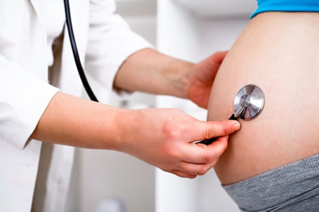 Obstetra atendendo gestante em Petrópolis.