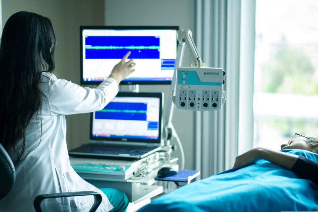 Médica avaliando exames de paciente de empresas na cidade.