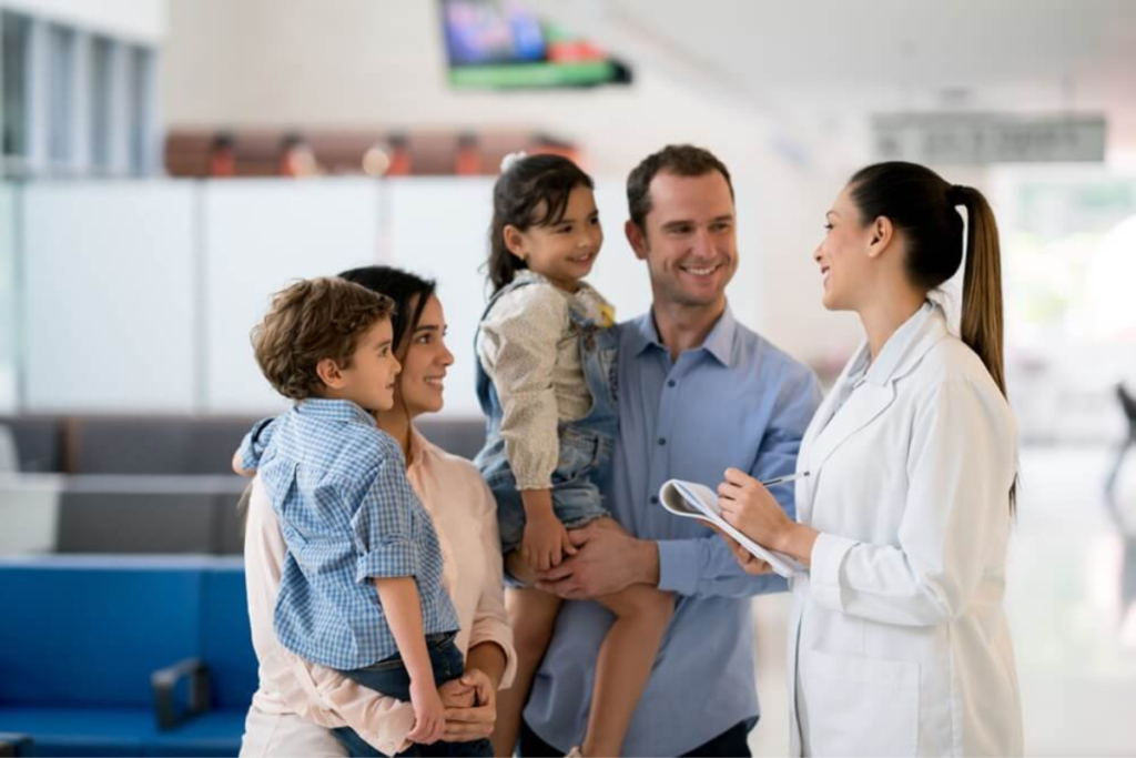 Família protegida com planos de saúde coparticipativos.