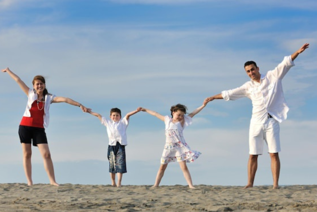 Família feliz e saudável coberta pelo plano de saúde.
