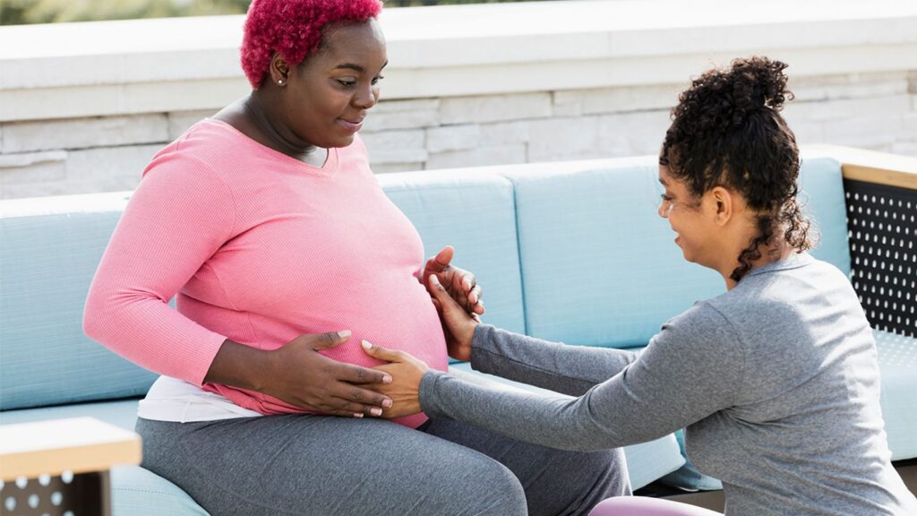 Doula atendendo gestante.