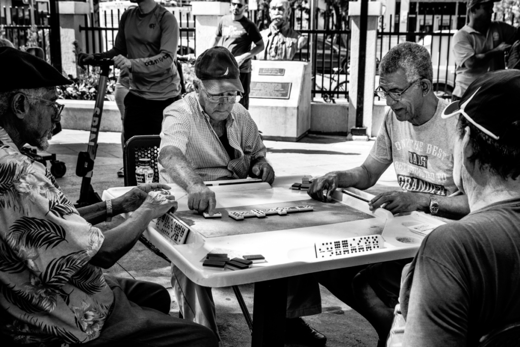 Idosos jogando na praça e tranquilos com saúde.