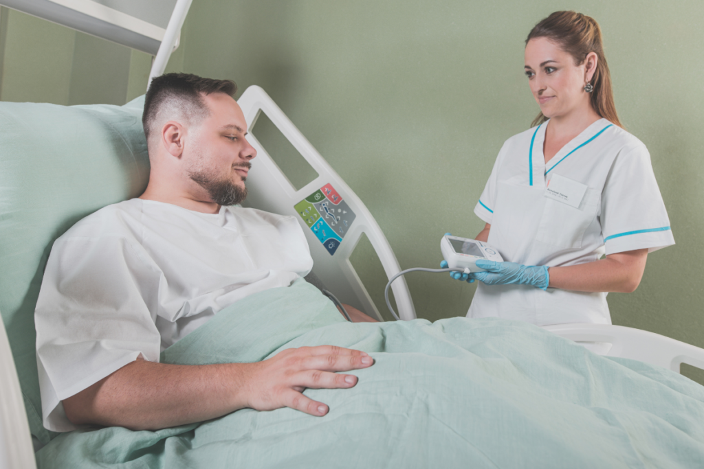 Paciente dentro da unidade hospitalar para hemodiálise.