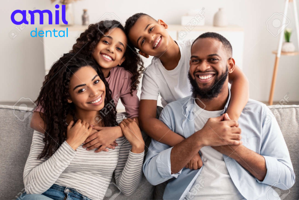 Família sorrindo com Amil Dental 12 vezes no cartão.