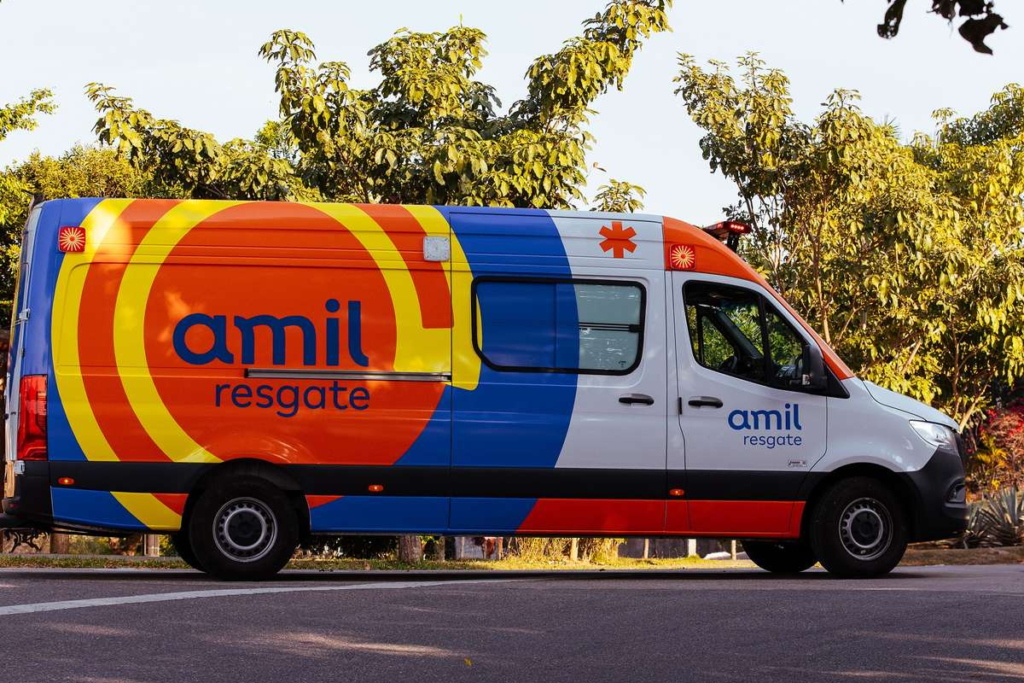 Ambulância da Amil Resgate.
